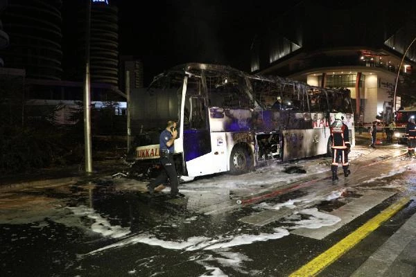 Aydınlatma direğine çarpan otobüs alev aldı: 1 ölü, 20 yaralı