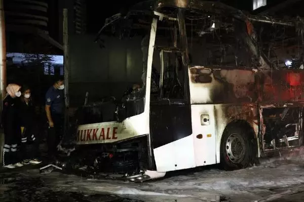 Aydınlatma direğine çarpan otobüs alev aldı: 1 ölü, 20 yaralı