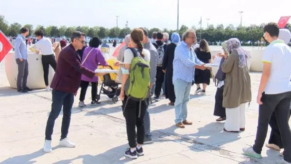 Mitinge katılan kadından kafa karıştıran sözler: Aşı karşıtı olarak geldik ama değiliz, aynı zamanda iki aşımı oldum