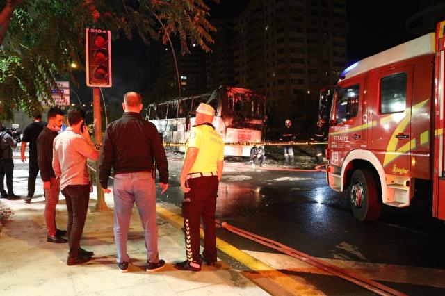 Aydınlatma direğine çarpan otobüs alev aldı: 1 ölü, 20 yaralı