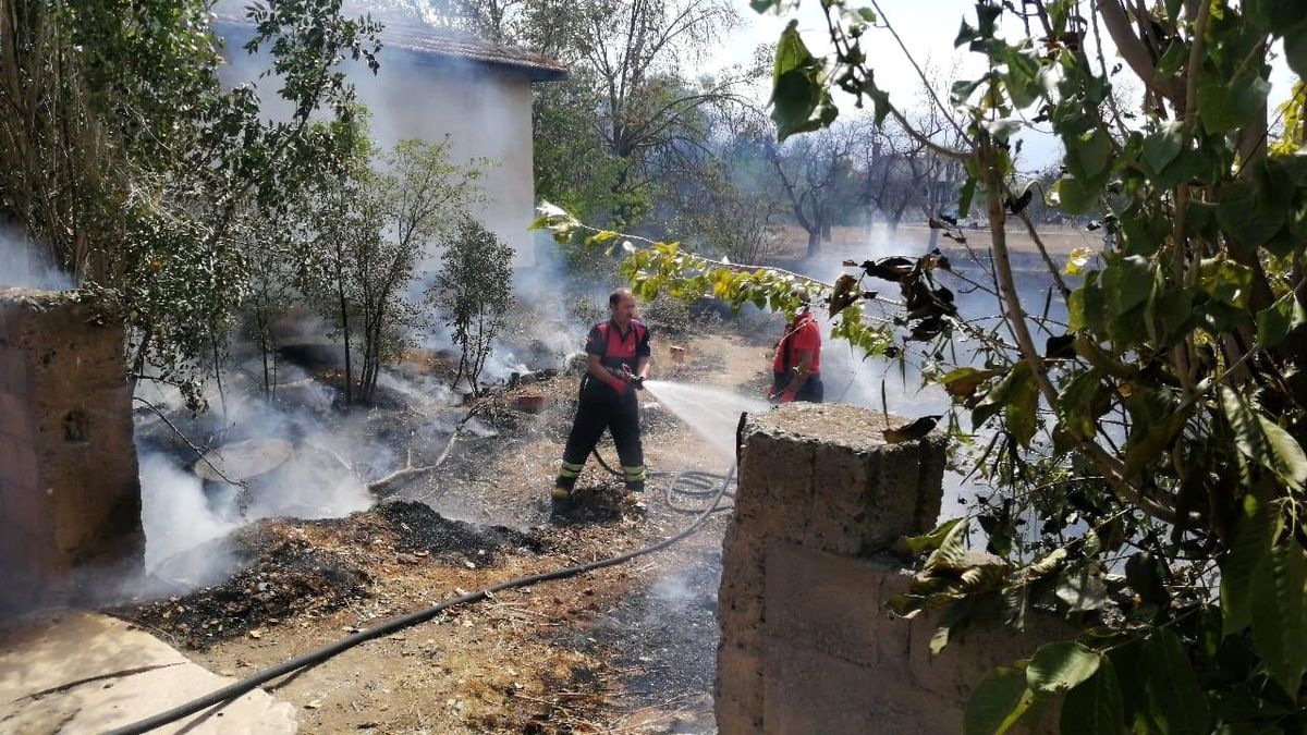 Bahçede çıkan yangın evlere sıçramadan kontrol altına alındı