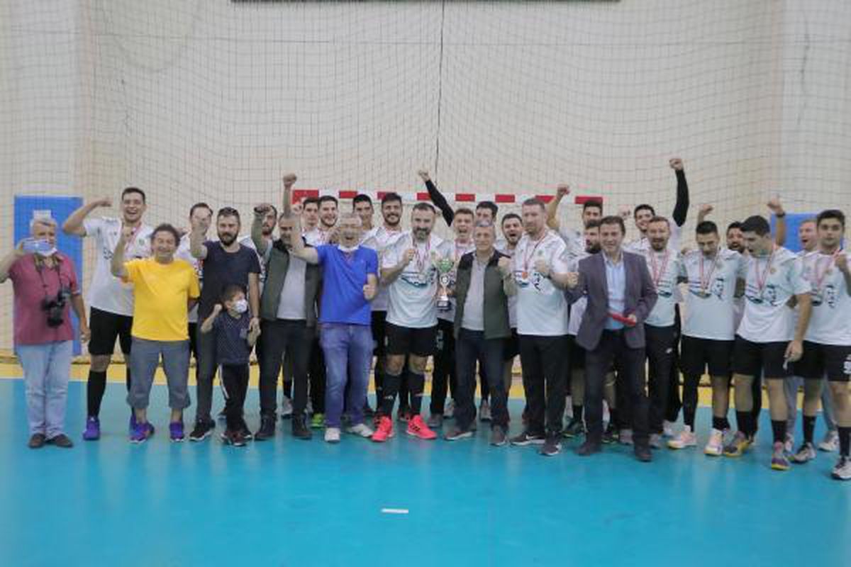 Beşiktaş'ı 30-25 yenen Eskişehir Ormanspor kupanın sahibi oldu