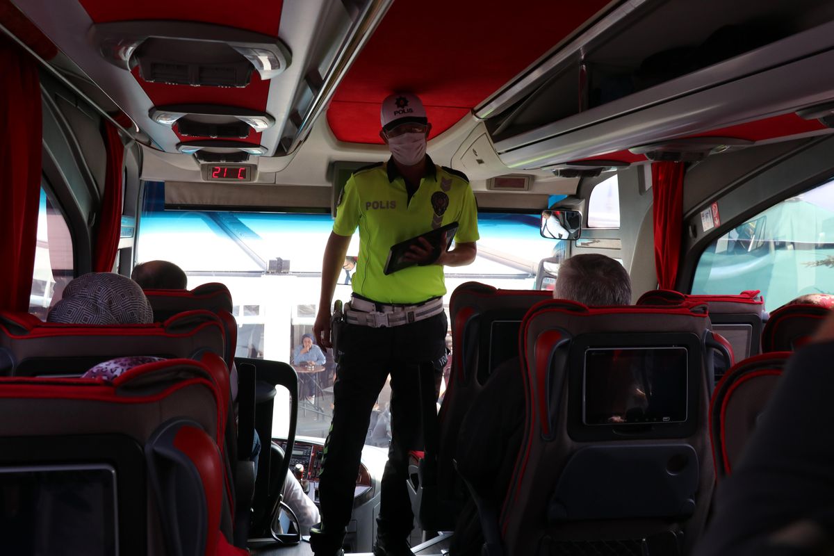 Bolu Şehirlerarası Otobüs Terminali\'nde şoför ve yolculara emniyet kemerinin önemi anlatıldı