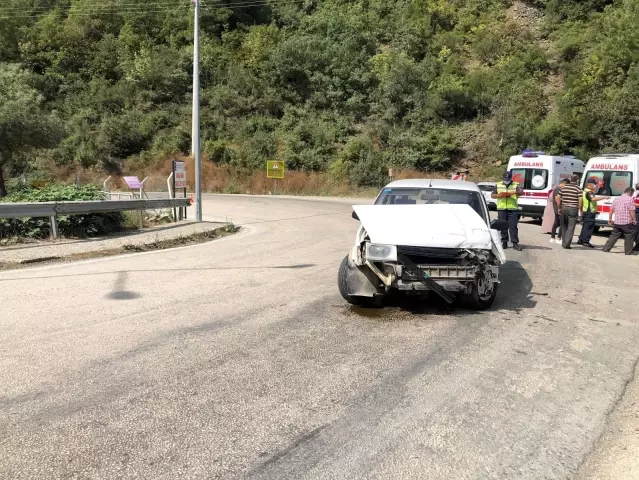 Bursa'da iki otomobil kafa kafaya çarpıştı, 7 kişi hafif yaralandı