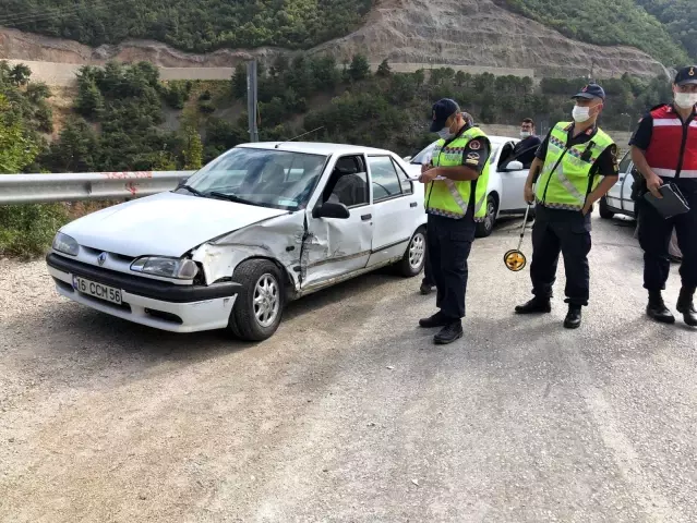 Bursa'da iki otomobil kafa kafaya çarpıştı, 7 kişi hafif yaralandı