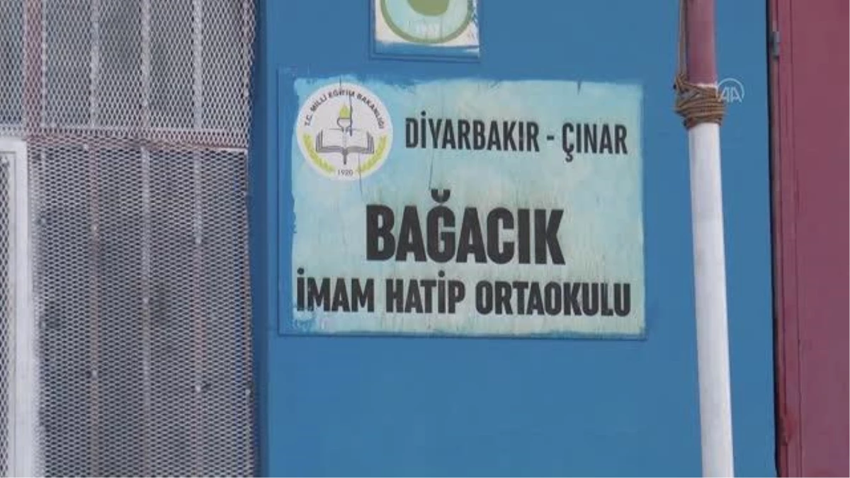 DİYARBAKIR - Trabzonlu iş adamları Trabzonspor taraftarı öğrencilere forma gönderdi
