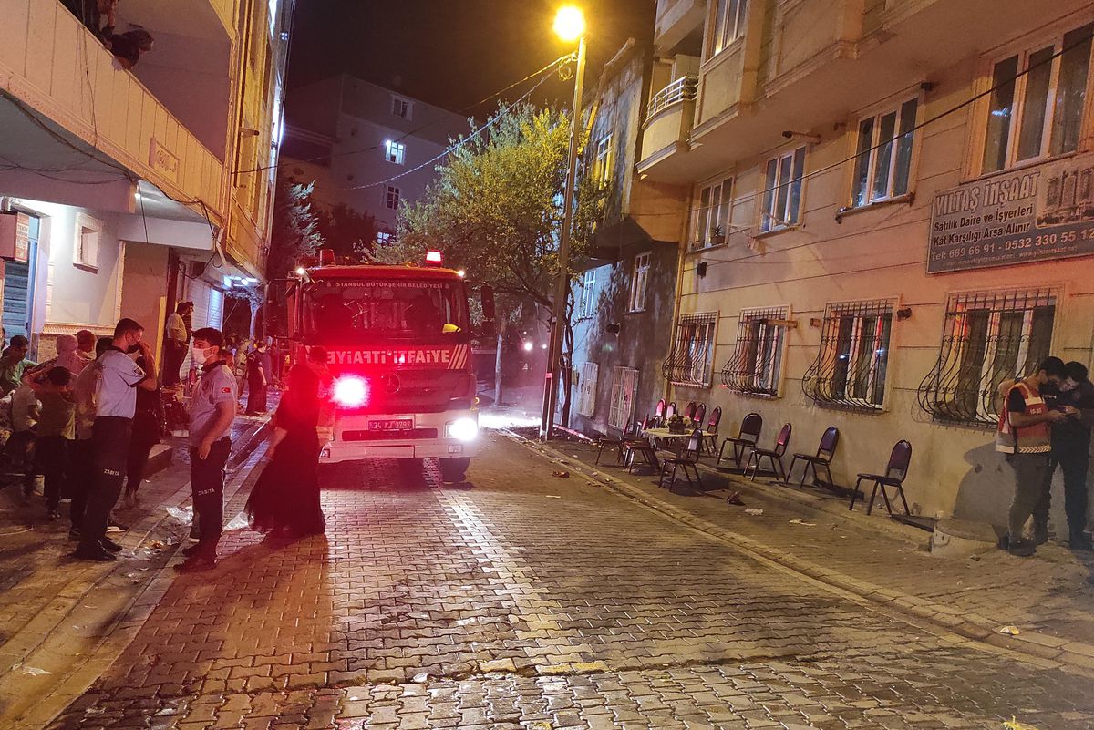 Esenyurt\'ta çıkan çatı yangını itfaiyenin müdahalesiyle söndürüldü