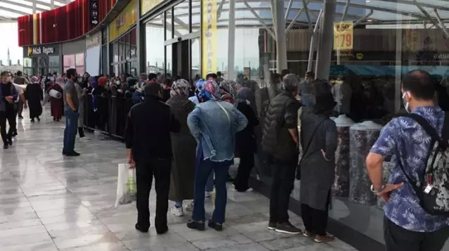 İndirimli halı alma ihtimali, korona olma ihtimalini unutturdu! Kuralları böyle hiçe saydılar