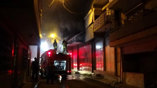 Son dakika! İzmir'de mobilya atölyesinde korkutan yangın