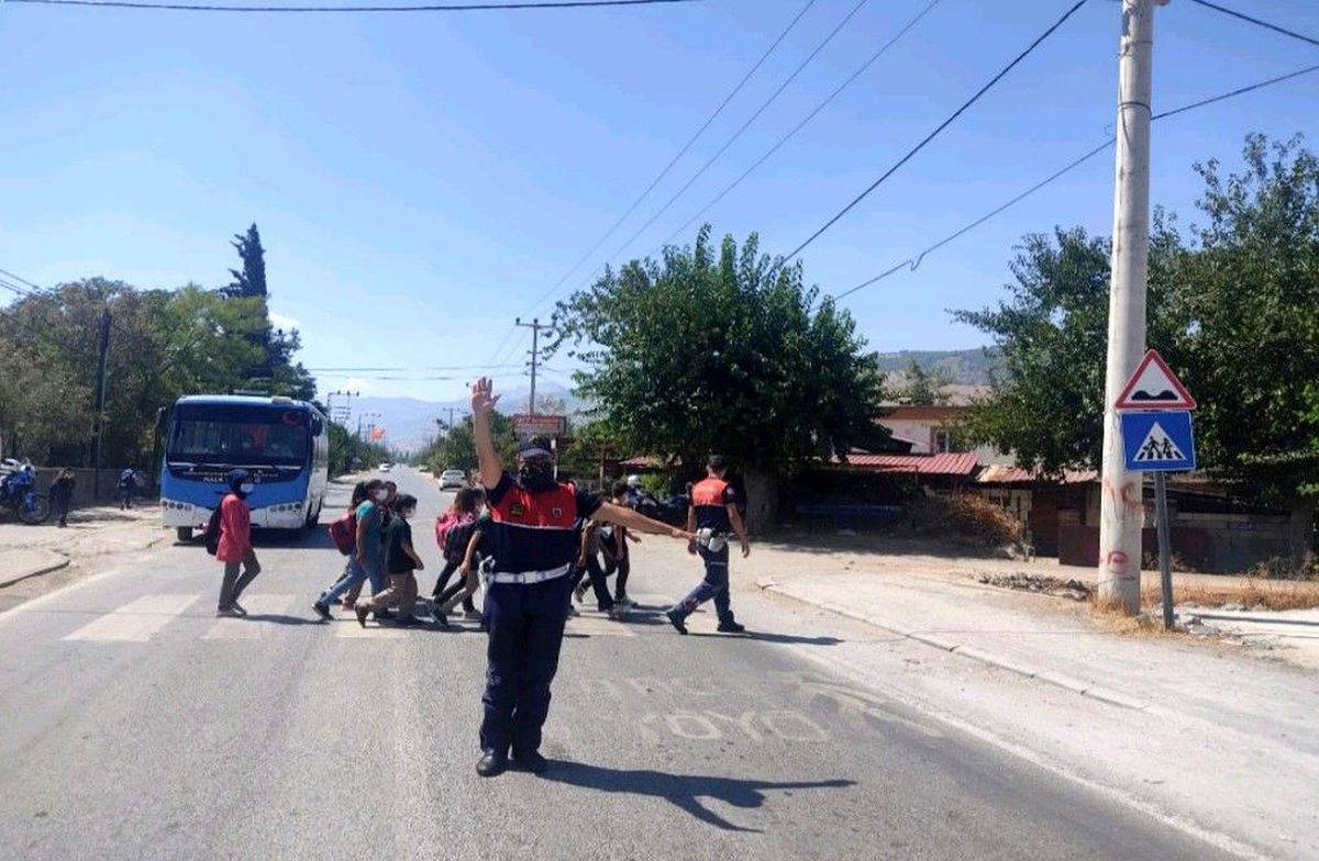 Son dakika: Jandarmadan okul ve yaya geçitlerine denetim