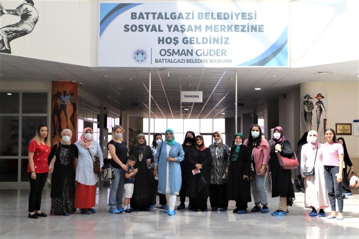 Kadın kursiyerlerin Battalgazi\'de gezi mutluluğu