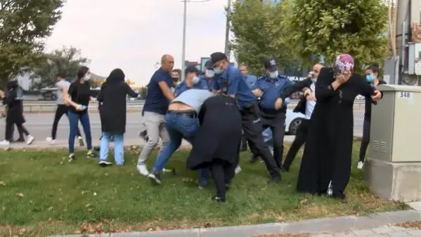 Keşif sırasında kadın sürücüye saldırdılar, polis biber gazıyla müdahale etti