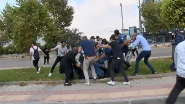 Keşif sırasında kadın sürücüye saldırdılar, polis biber gazıyla müdahale etti