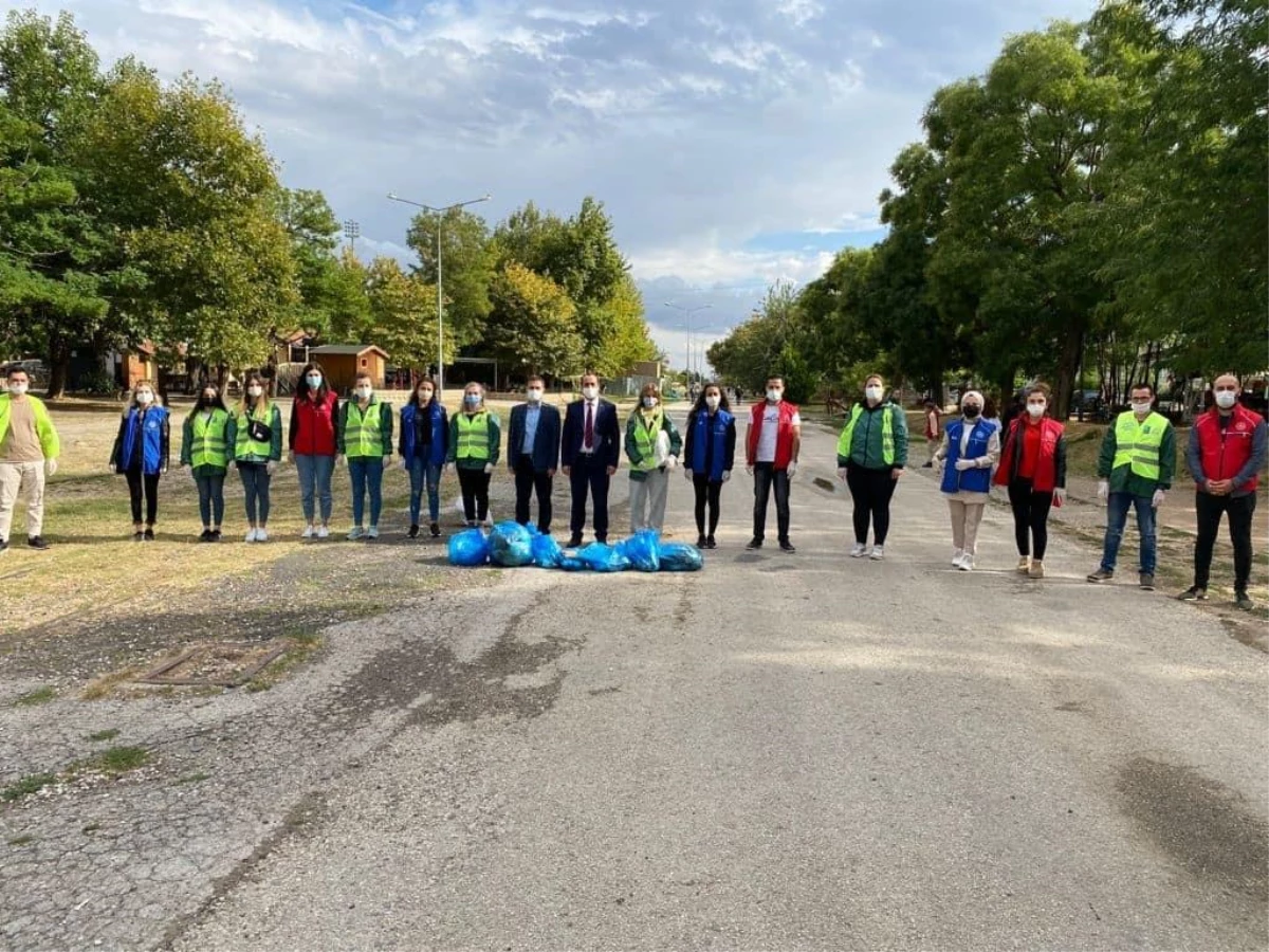 Kırklareli\'nde Yeşilay üyeleri çevre temizliği yaptı