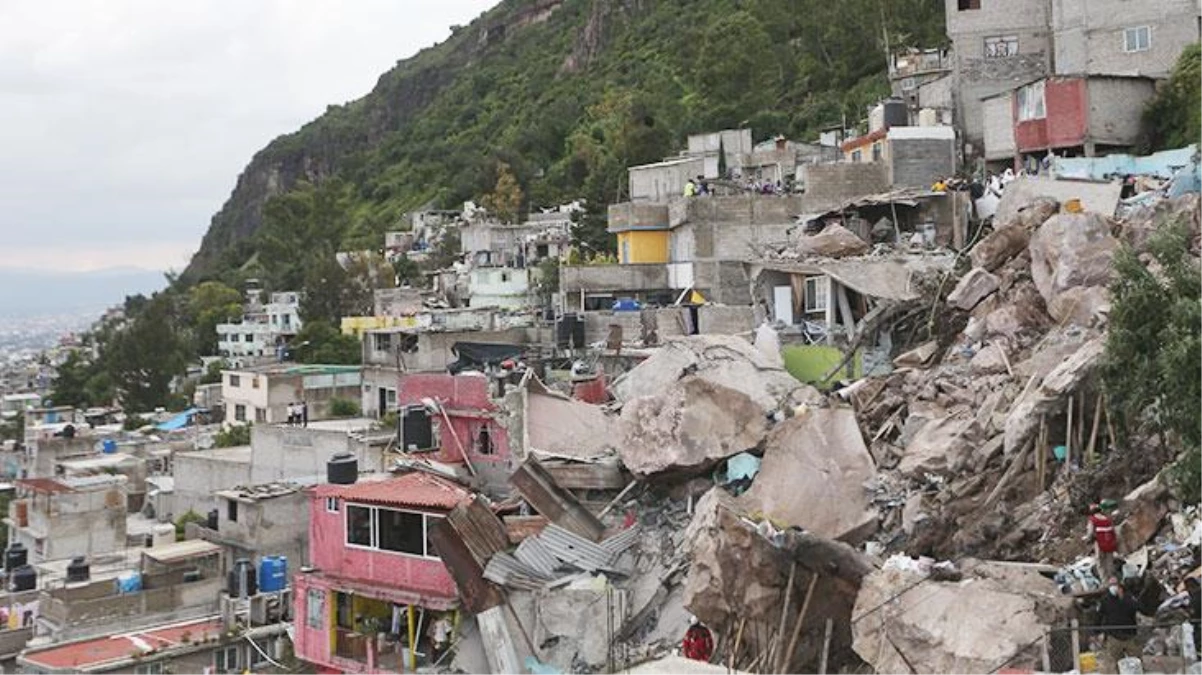 Meksika\'da korkunç doğa olayı! Yamaçtan kopan dev kayalar evlerin üzerine düştü: 1 ölü, 10 kayıp