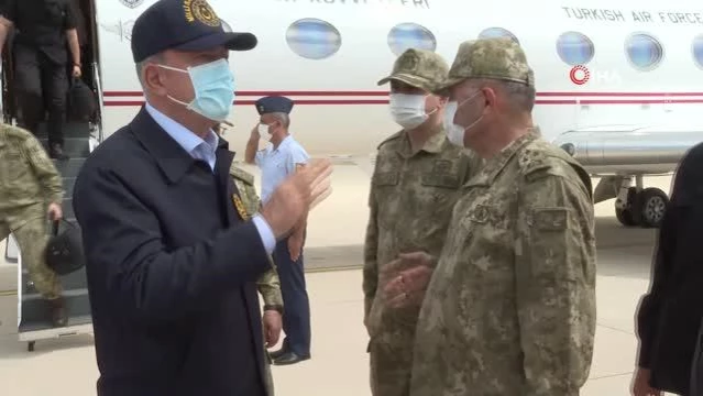 Milli Savunma Bakanı Akar beraberindeki komutanlarla Suriye sınırında