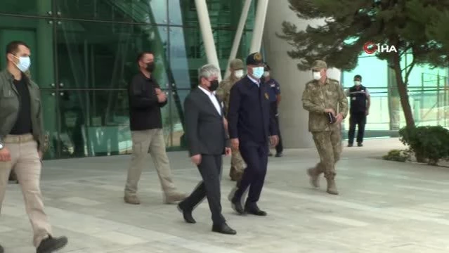 Milli Savunma Bakanı Akar beraberindeki komutanlarla Suriye sınırında