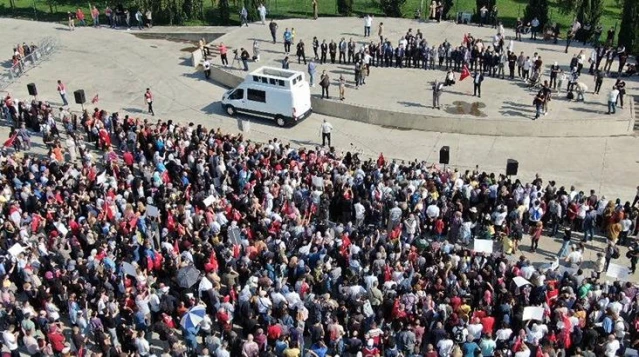 Miting düzenleyen aşı karşıtları İstiklal Marşı'nı yanlış okudu, ortaya ilginç görüntüler çıktı