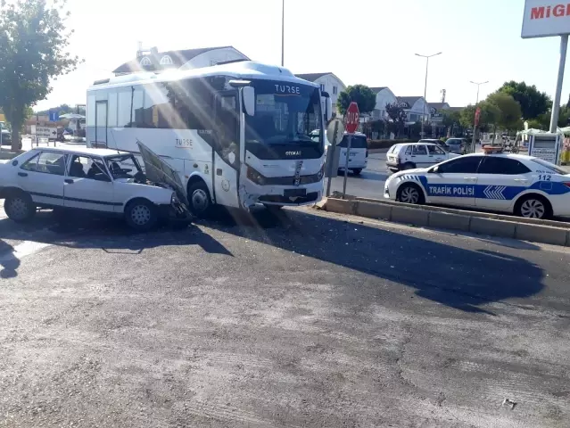 Otomobili ile midibüs kazasında 1 kişi yaralandı