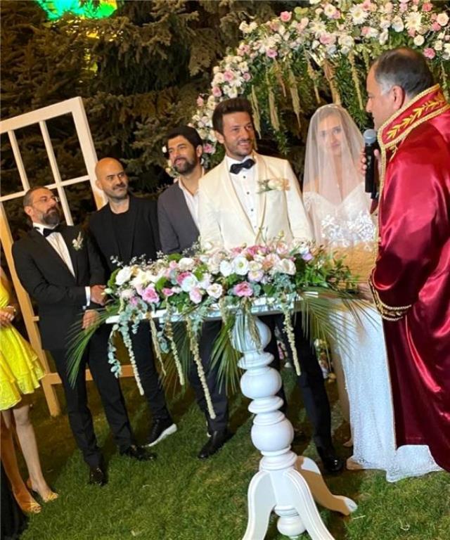 Oya Unustası ile Ahmet Tansu Taşanlar evlendi