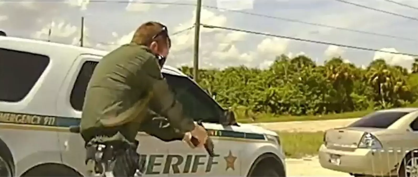 Polis, sokak ortasında çatıştığı siyahinin üzerine şarjörü boşalttı! O anlar saniye saniye kamerada