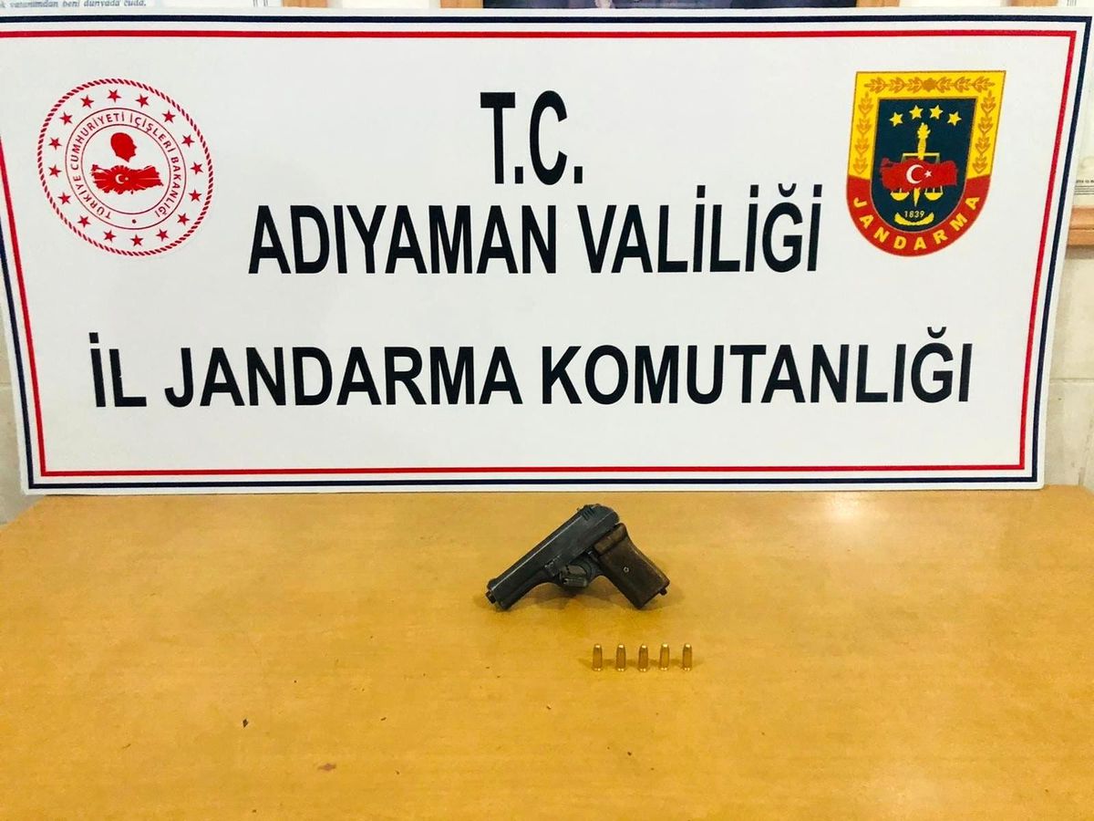 Ruhsatsız tabanca ele geçirildi