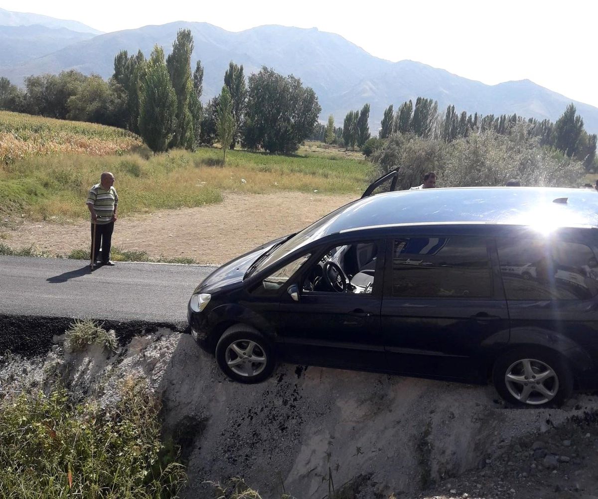 Şarampole uçan otomobildeki 3 yaralı itfaiye ekiplerince kurtarıldı