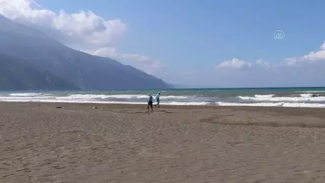 Suriye kaynaklı petrol sızıntısına ilişkin temizlik çalışmaları sürüyor Suriye kaynaklı petrol sızıntısına ilişkin temizlik çalışmaları sürüyor