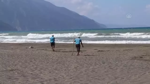 Suriye kaynaklı petrol sızıntısına ilişkin temizlik çalışmaları sürüyor Suriye kaynaklı petrol sızıntısına ilişkin temizlik çalışmaları sürüyor