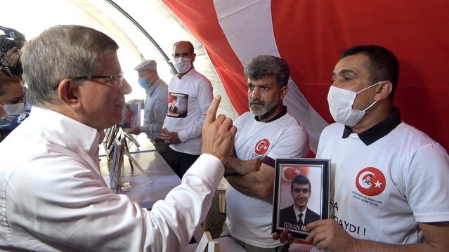 Davutoğlu, HDP'ye destek vermeyin sözlerine çok kızdı! Evlat nöbeti tutan ailelerle tartıştı