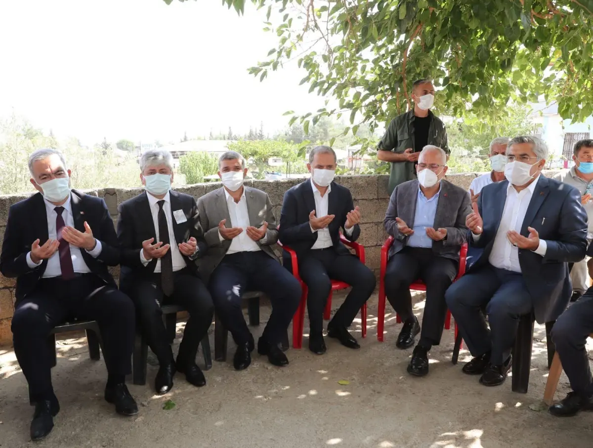 Aile ve Sosyal Hizmetler Bakan Yardımcısı İsmail Ergüneş, Hatay\'da taziye ziyaretinde bulundu