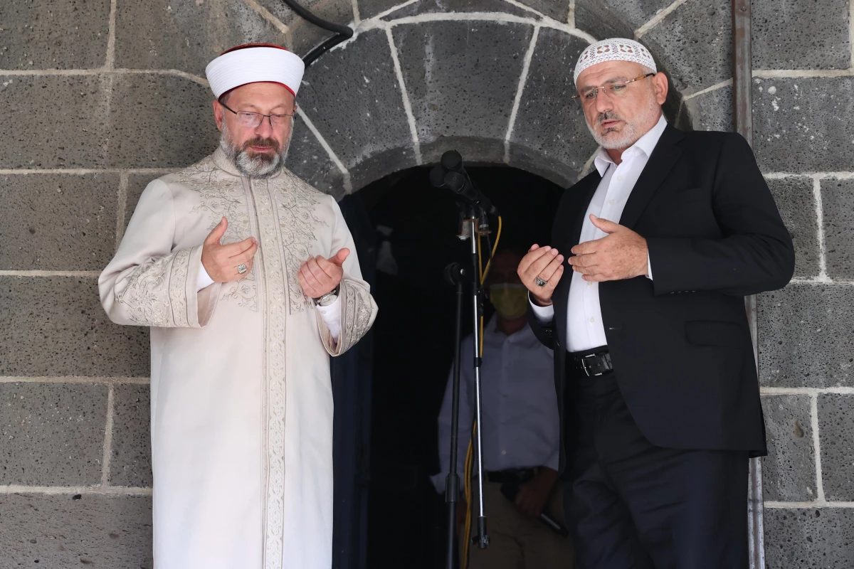 DİYARBAKIR - Diyanet İşleri Başkanı Ali Erbaş ve Hafiz Osman Şahin, Sur Ulu Cami\'de çifte ezan okudu