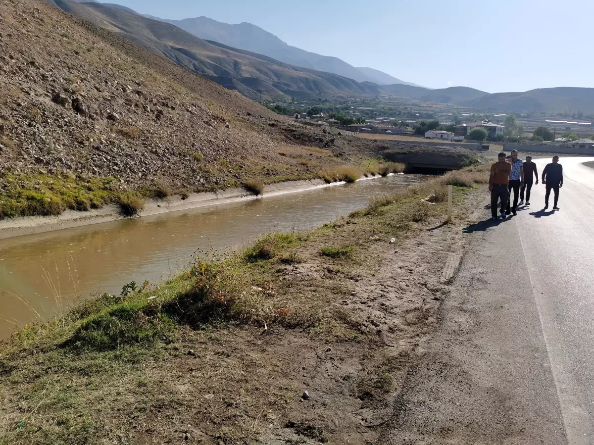 Erzincan\'da 15 yaşındaki çocuğun kullandığı otomobil sulama kanalına devrildi: 2 ölü