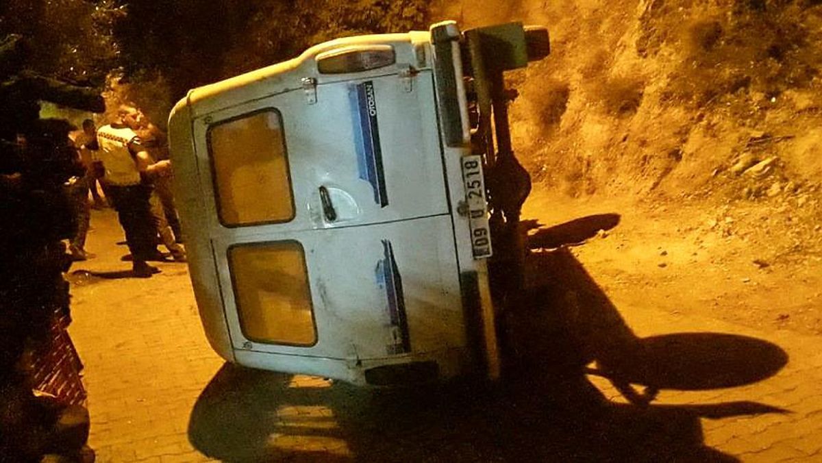 Freni boşalan minibüs devrildi: 4 yaralı
