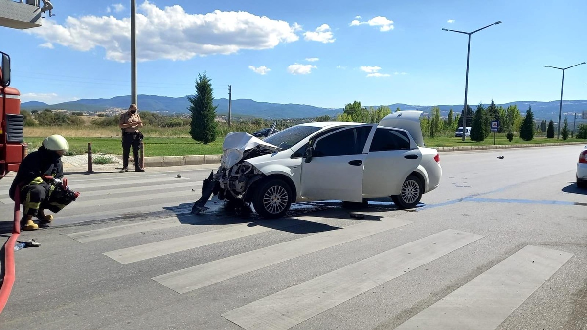 Son dakika haber | Gediz\'de ihbara giden polis otosu otomobille çarpıştı: 5 yaralı