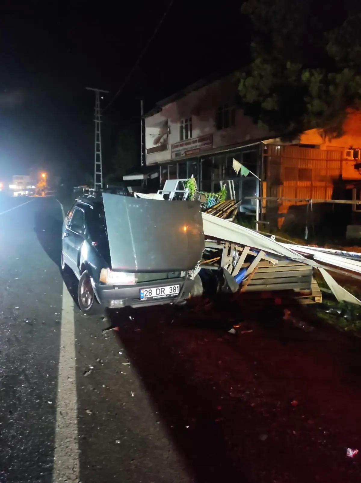 Giresun\'da otomobilin demir profillere çarpması sonucu 5 kişi yaralandı