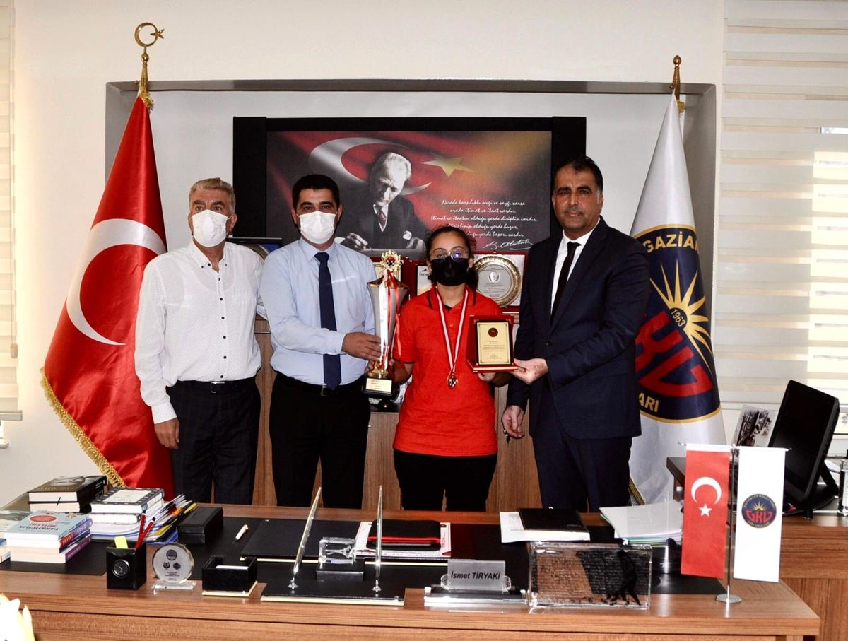 GKV\'li satranç şampiyonları ödüllendirildi
