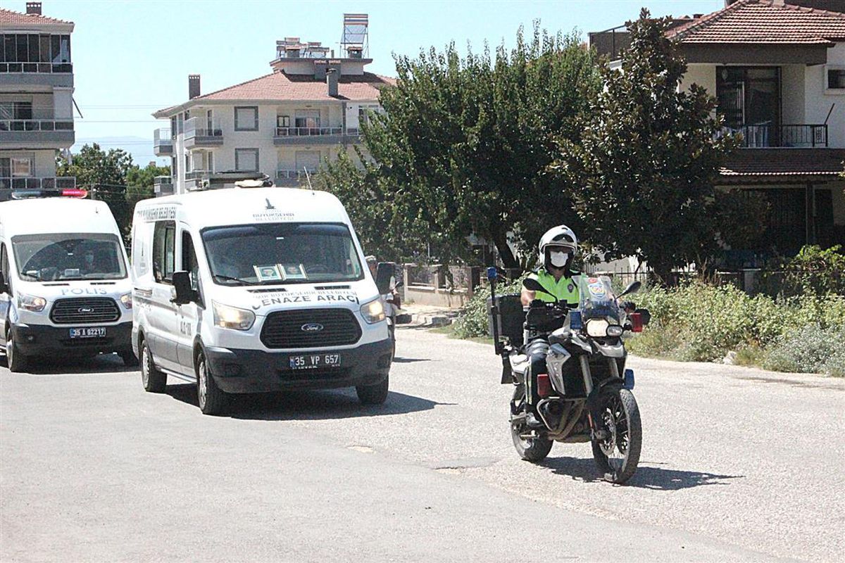 Son dakika haberi! Kahramanmaraş\'taki trafik kazasında ölen iki kardeş İzmir\'de son yolculuklarına uğurlandı