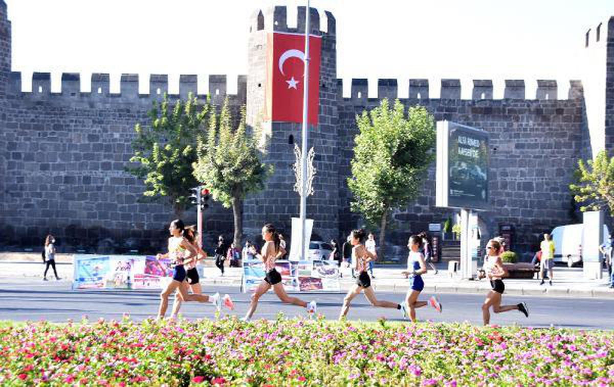 Kayseri\'de Yarı Maraton\'a yoğun ilgi; bebekleriyle katıldılar