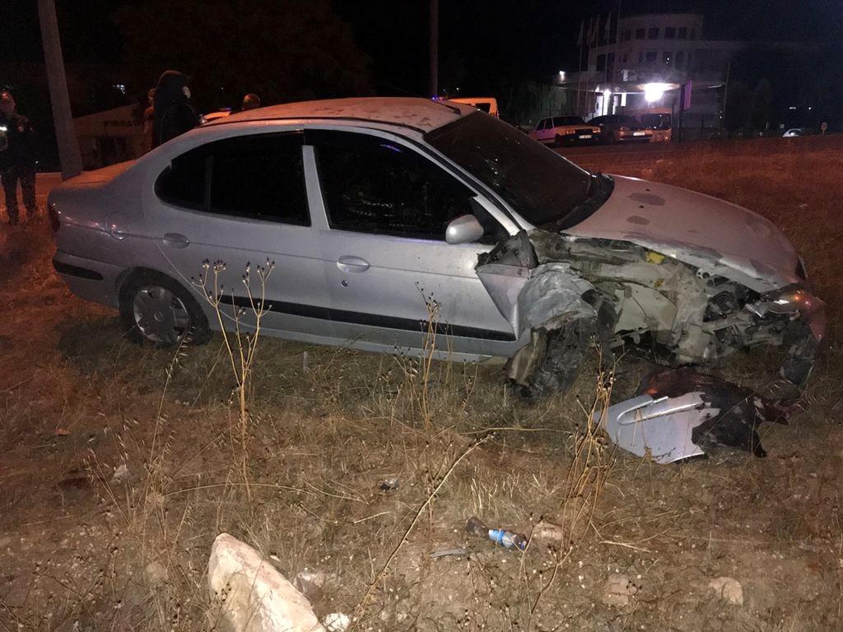 Lastiği patlayan araç aydınlatma direğine çarptı, 6 yaşındaki çocuk yaralandı