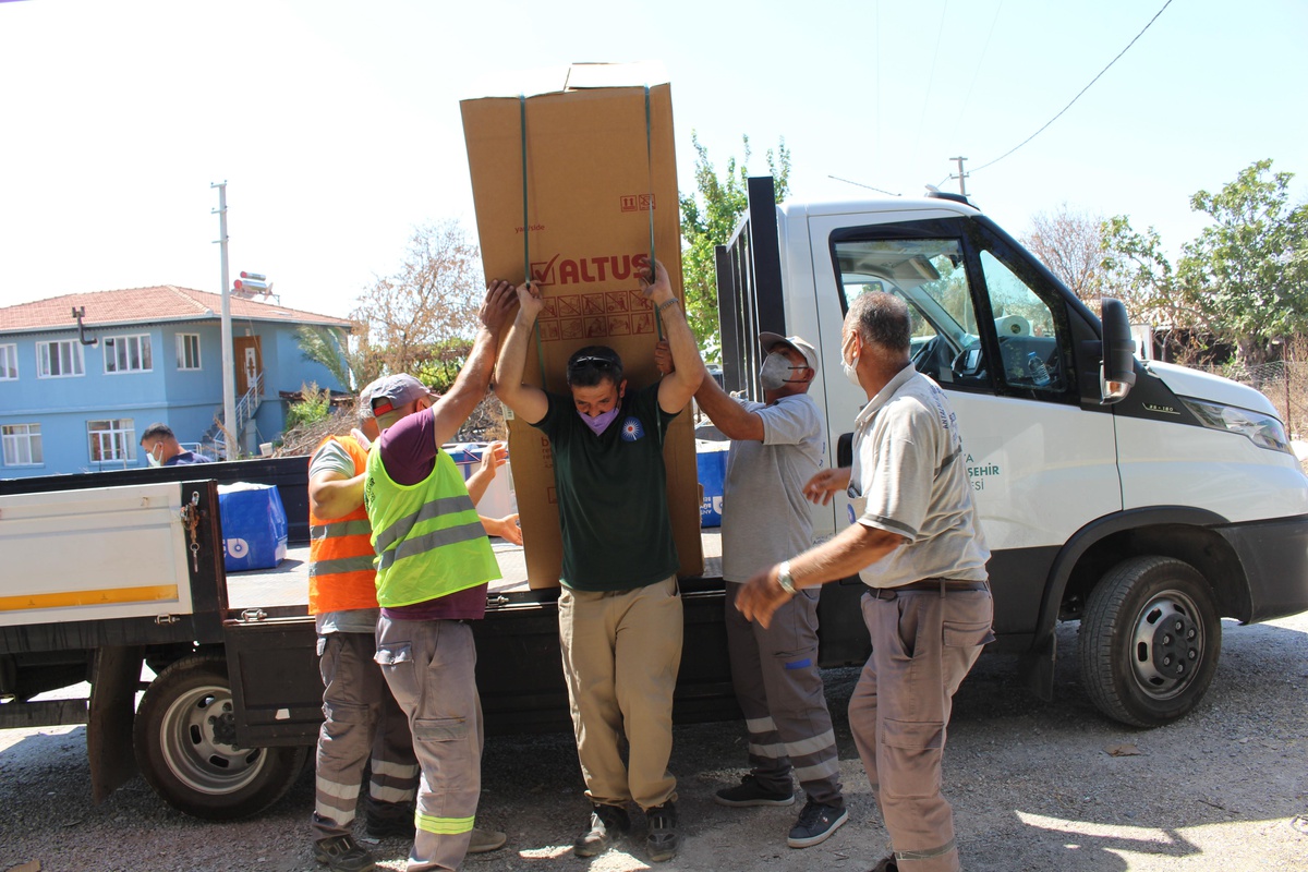 Manavgat\'taki orman yangınında zarar görenlere yardımlar sürüyor