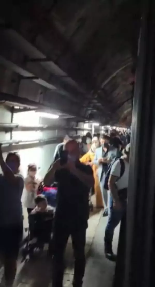 Marmaray'da trende mahsur kalan yolcular rayların üzerinde yürüyerek istasyona ulaştı Marmaray'da trende mahsur kalan yolcular rayların üzerinde yürüyerek istasyona ulaştı