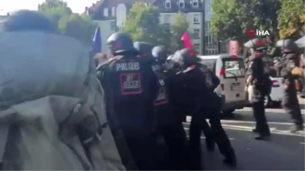 Münih polisinden Uluslararası Otomobil Fuarı\'nı protesto eden çevrecilere gazlı müdahale