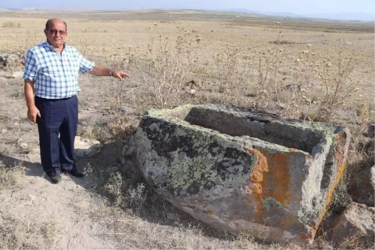 ROMA DÖNEMİ KAYA MEZARLARDA DEFİNECİ TAHRİBATI