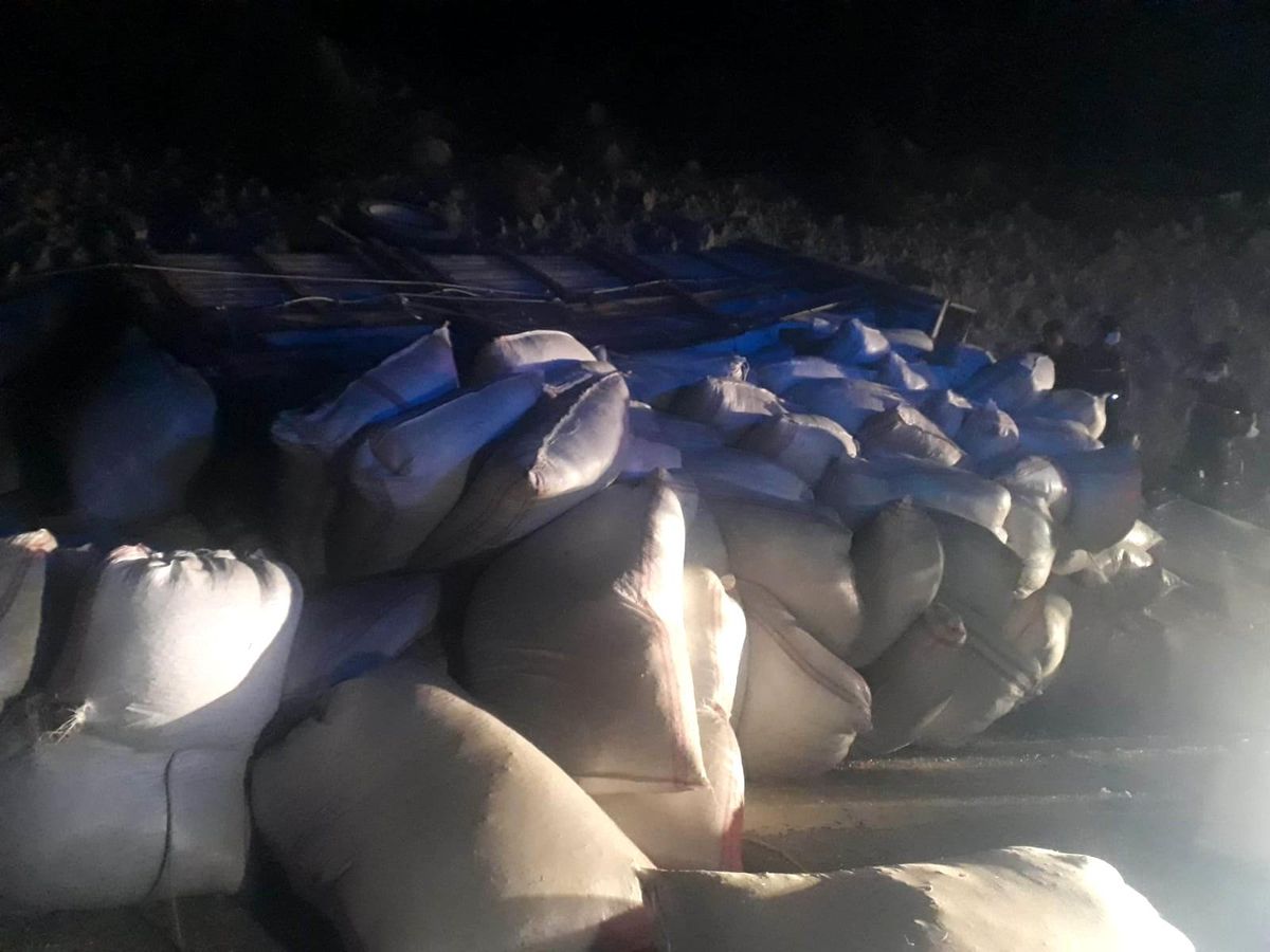 Saman yüklü kamyon devrildi: 1 ölü 2 yaralı