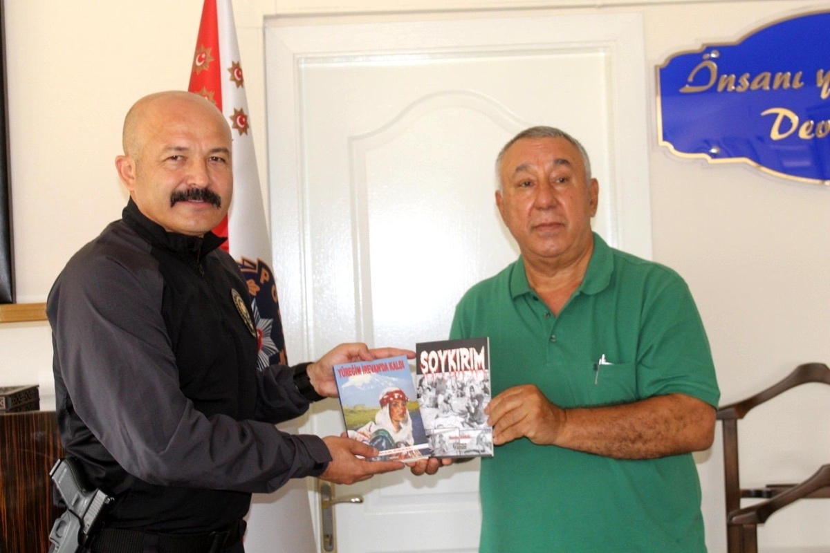 Ünsal, "Soykırım" ve "Yüreğim Erivanda kaldı" romanını emniyet müdürüne hediye etti