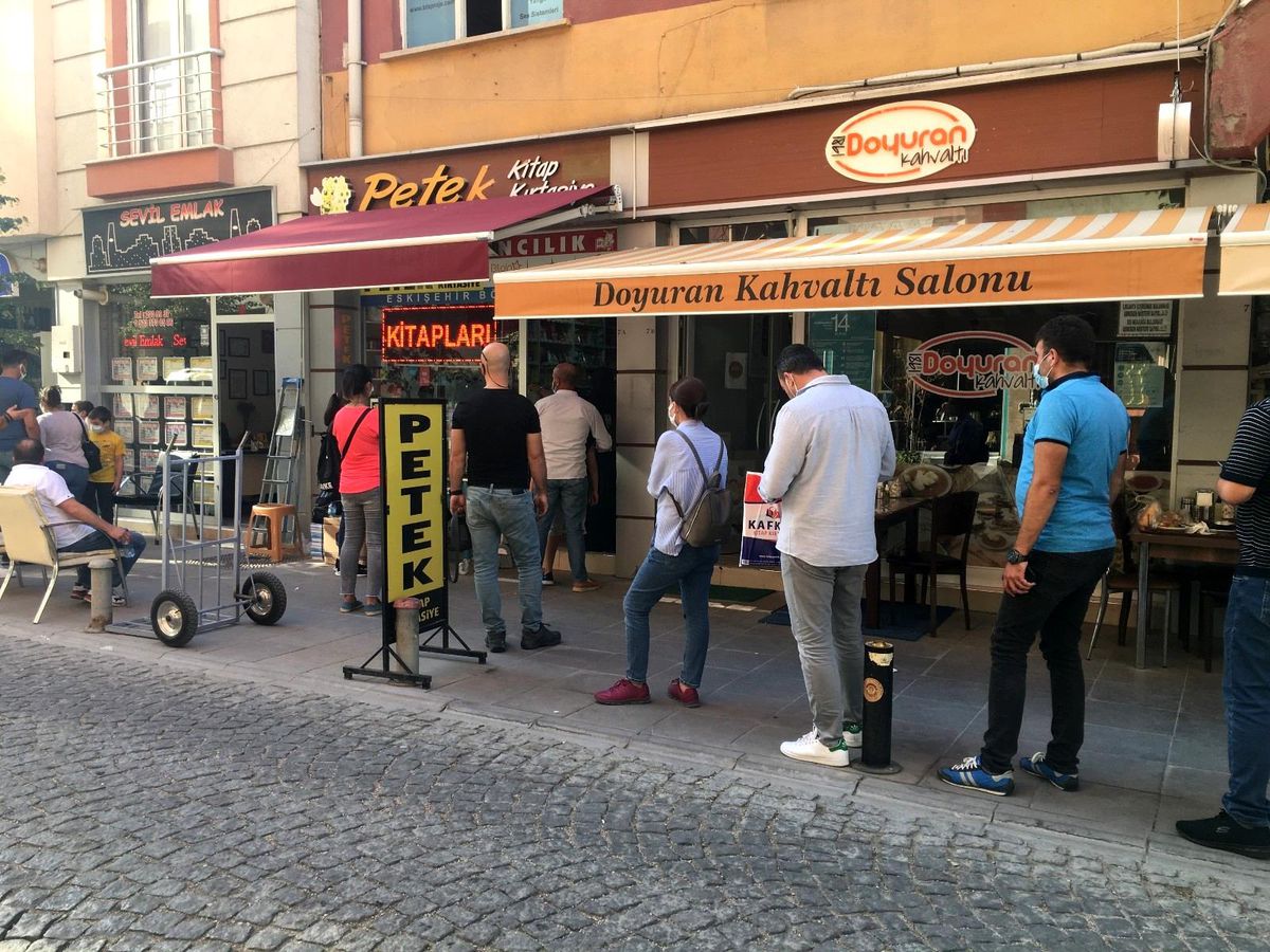 Veliler kırtasiye önünde kuyruk oluşturdu