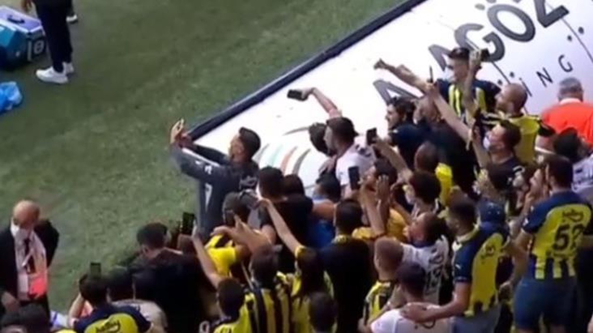 Fenerbahçe\'nin teknik direktörü Vitor Pereira taraftarlar ile fotoğraf çektirdi, ortalık yıkıldı
