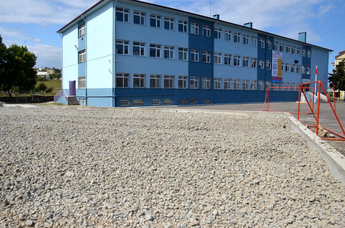 19 Mayıs ilçesinde halı saha çalışmaları