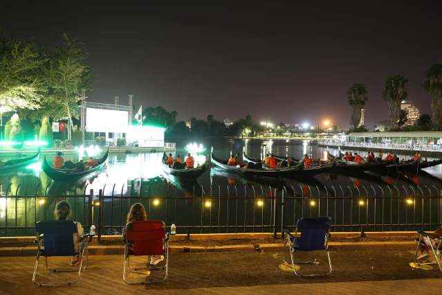 Seyhan Nehri üzerinde gondolda film izleme keyfi